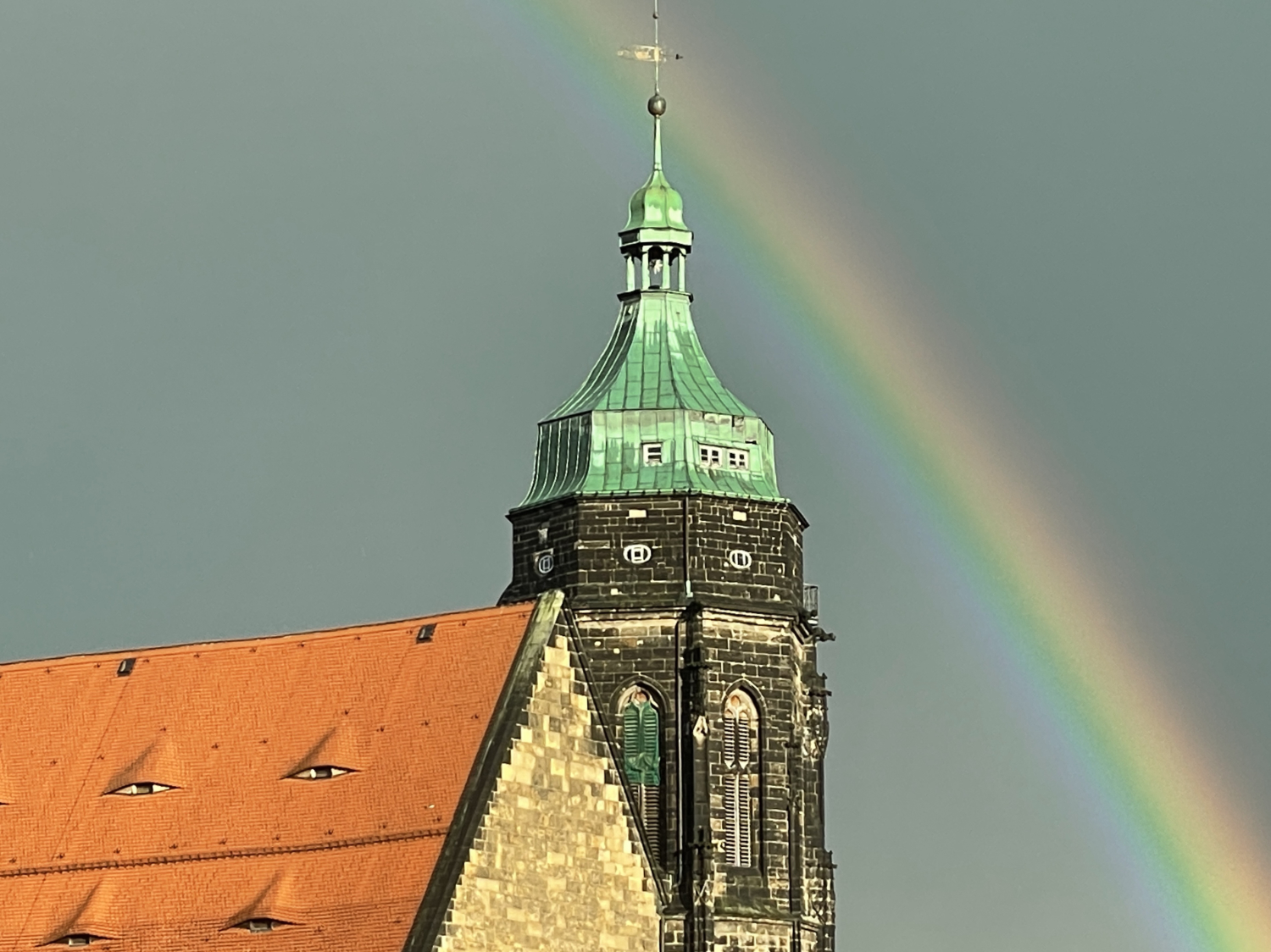 Eine Regenbogenflagge am Kirchturm der Marienkirche sorgte zum IDAHOBIT 2024 beim Oberbürgermeister Tim Lochner für den Impuls, ideologische Knöpfe zu drücken. Die Analyse zeigt: Man sollte nicht alles glauben, was man denkt. (Symbolbild / Quelle: privat)