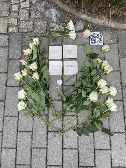 200  Menschen beim Verlegen symbolischer Stolpersteine in Heidenau